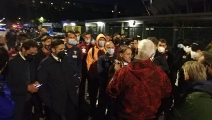 Torino, gli ultras contestano la squadra di ritorno da La Spezia: "Basta umiliazioni"