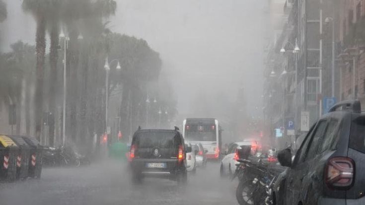 Nubifragio su Bari, allagamenti e traffico in tilt: dalle 13 allerta gialla. Chiude pane e pomodoro