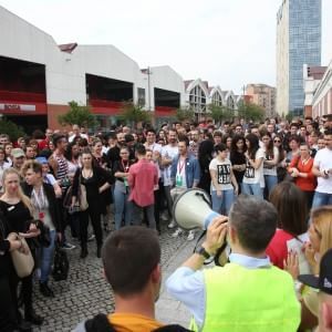 Brescia, allarme bomba nel mega centro commerciale: evacuato