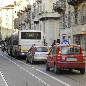 Torino, scontro tra un bus e un camioncino: quattro feriti