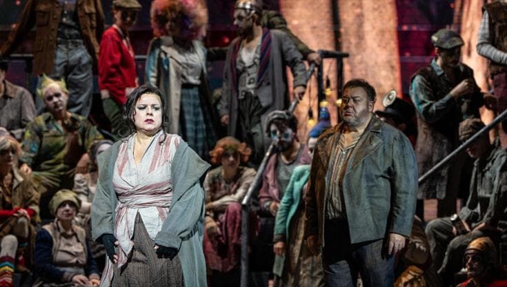 Un mondo distopico per “Il trovatore” del Petruzzelli firmato Livermore. Musica e voci volano alto