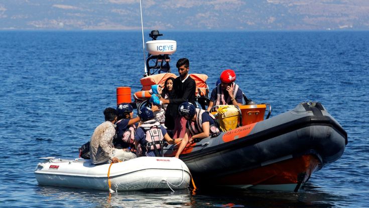 Tra i disperati di Lesbo, in coda per un uovo e un futuro in Europa