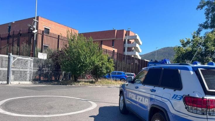 Prato, usano una lenza da pesca per lanciare la droga dentro il carcere