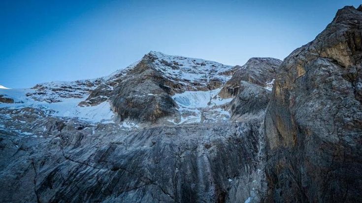 Marmolada, il ghiacciaio ha perso 7 metri in un anno. “Ora diventi modello turismo sostenibile”