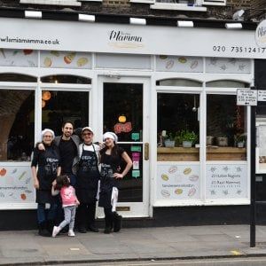 Per Mother's Day, un ristorante italiano con le mamme in cucina
