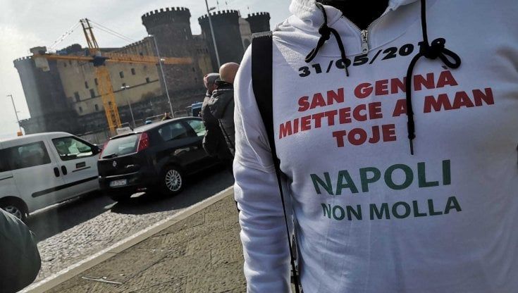 Draghi a Napoli, operai Whirlpool consegnano una  lettera al premier
