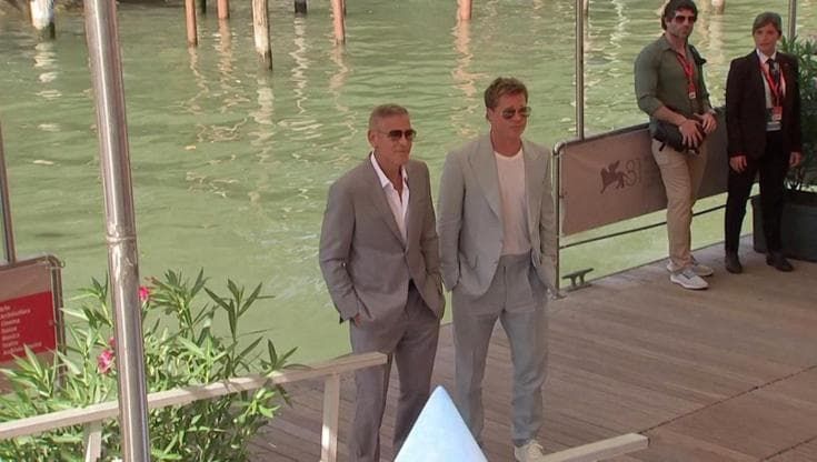 Mostra del cinema di Venezia: l'arrivo dei divi Brad Pitt e George Clooney