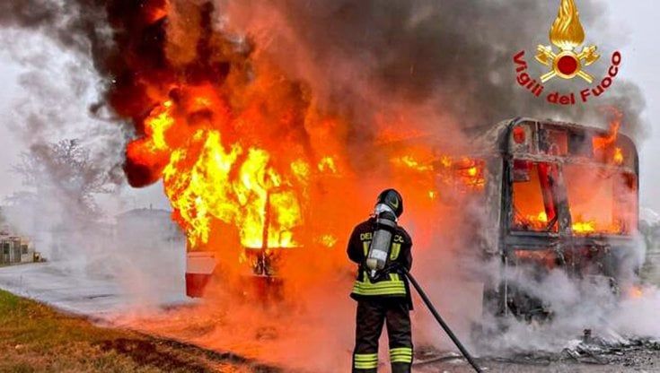 La procura apre l’inchiesta sul rogo di bus a Barga. Baccelli: “At controlli tutti i mezzi” 