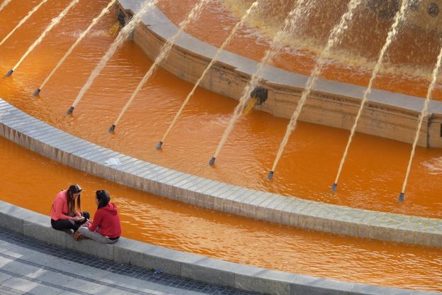 Sclerosi multipla, la giornata mondiale colora la fontana in arancione