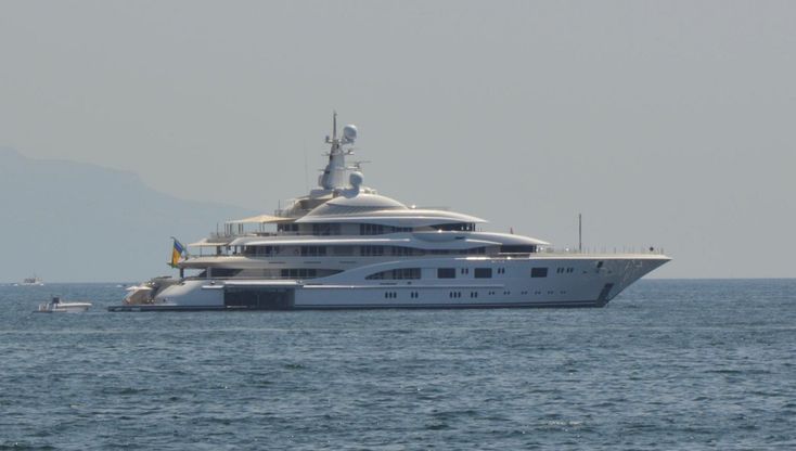 Jennifer Lopez e Ben Affleck: lo yacht fa tappa a Napoli