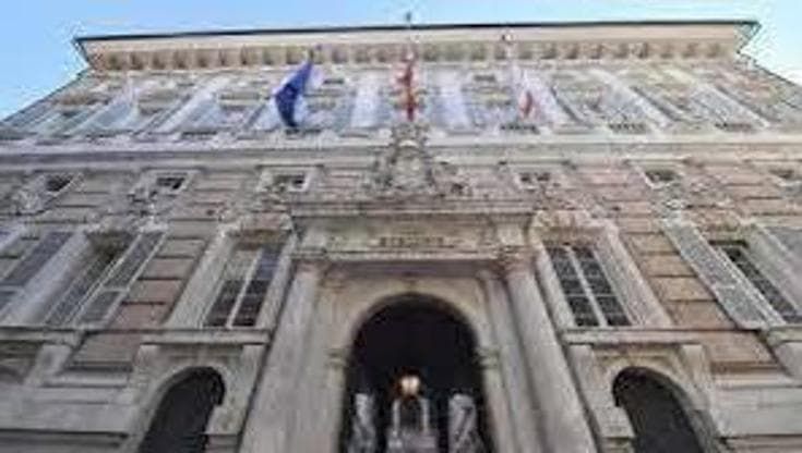 Genova, il Comune approva l’aumento dell’aliquota Irpef e la tassa sugli imbarchi