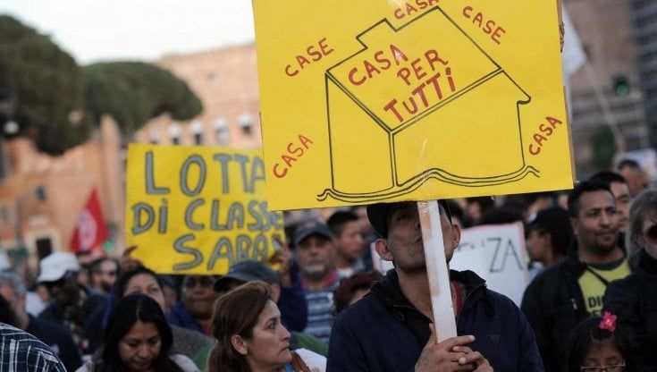 Residenza a chi occupa, ok alla direttiva di Gualtieri ma non per tutti: esclusi filo-fascisti, mafiosi e spacciatori