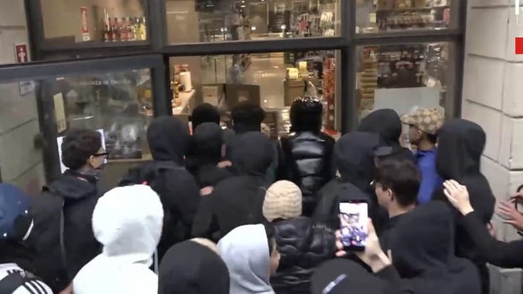 Scontri a Milano, nuova guerriglia in centro. Assaltati e saccheggiati negozi in via Torino