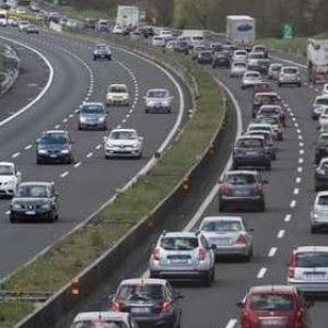Frosinone, si fa la barba mentre è alla guida in autostrada: agenti lo  fermano  e lo multano