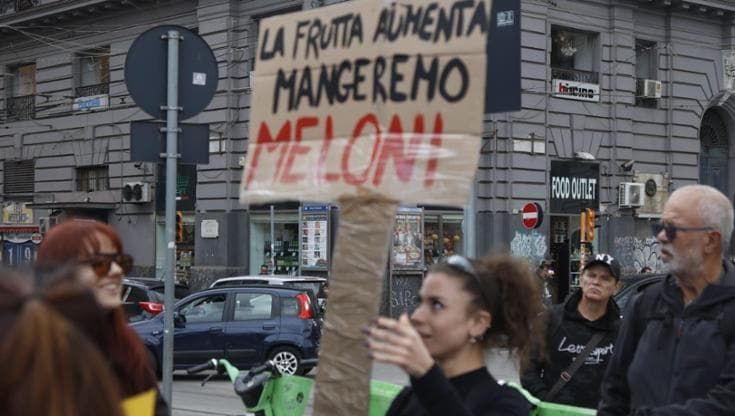 Napoli, in centinaia in piazza: "La frutta aumenta, mangeremo Meloni"