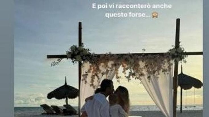 Luca Argentero e Cristina Marino alle Maldive, una foto su Instagram scatena i fan: “Vi siete sposati di nuovo?”