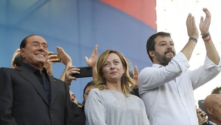 Forza Italia, Berlusconi rilancia: "Serve un partito unico del centrodestra". Ma Salvini: "No a giochini politici"