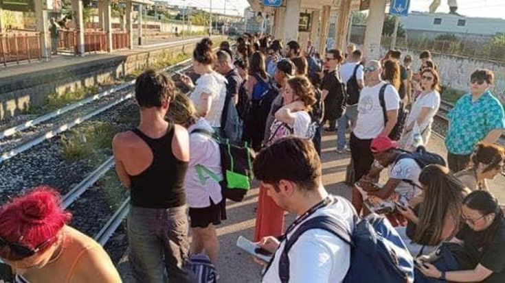 Circumvesuviana, weekend difficile di turisti e pendolari: due giorni di caos e disagi per lavori