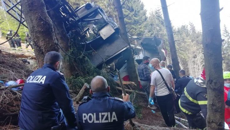Morte a un passo dal cielo: cade la funivia, 14 vittime