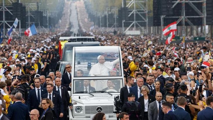 Il Papa a Parigi, messa con 700mila fedeli a Place de la Concorde: “Non tenete la fede per voi”