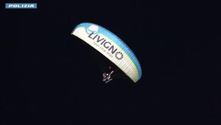 Milano Cortina 2026, la fiamma olimpica a Livigno in parapendio