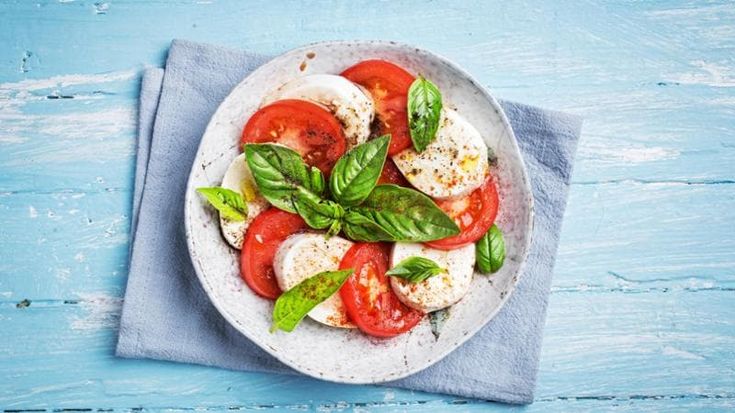 Bufala o burrata, datterini o pomodori marinati: così Milano riscrive le regole della caprese