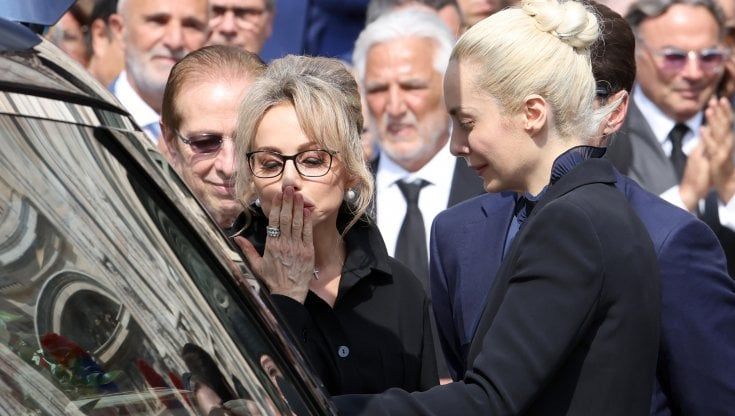 Applausi e cori da stadio ai funerali di Berlusconi. Marina tiene per mano Fascina. Meloni sui social: "Ti renderemo orgoglioso"