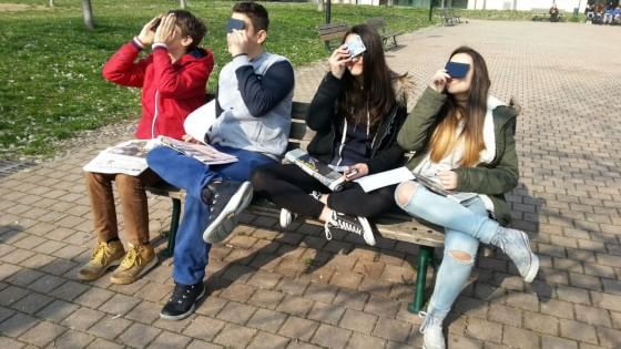 Alle 10.33, tutti col naso all'insù: l'eclissi solare è su Bologna