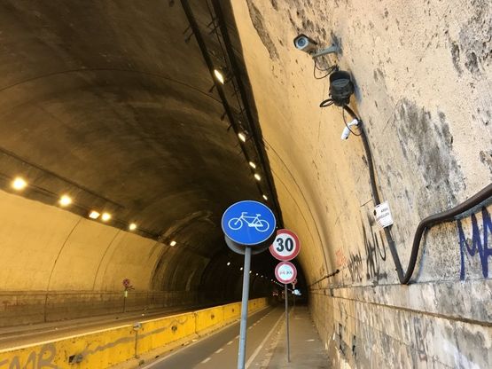 La provocazione dei ciclisti napoletani: telecamere e segnali per allontanare i motorini dalla ciclabile