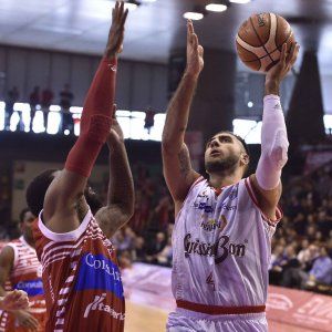 Basket, Reggio Emilia riparte: Aradori stende Pesaro