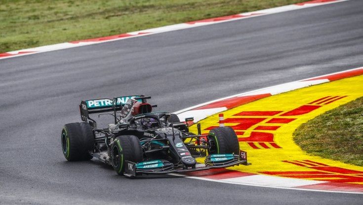 Formula 1, Red Bull all'attacco: "La velocità della Mercedes è sospetta"