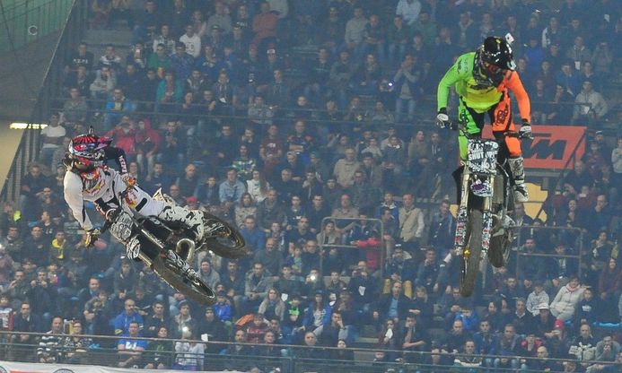 Genova, volare a testa in gi&ugrave; su una moto