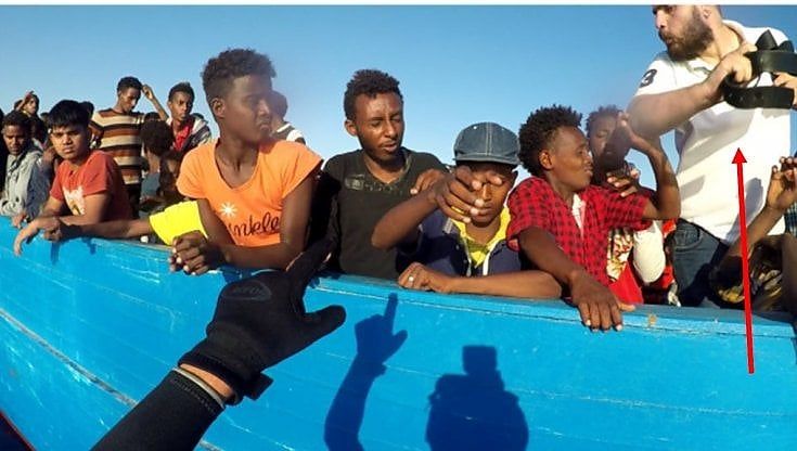 Migranti, le foto che accusano la ong: “Il capitano proteggeva gli scafisti”