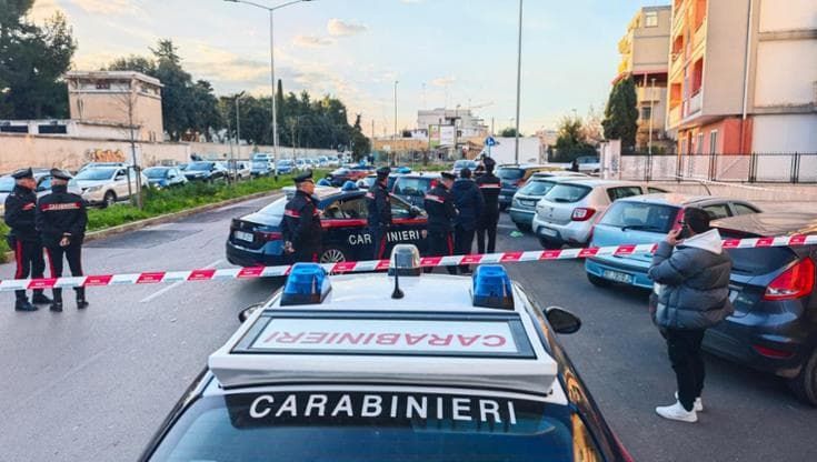 Bari, non si ferma all'alt e cerca di investire carabiniere: bloccato dopo un folle inseguimento