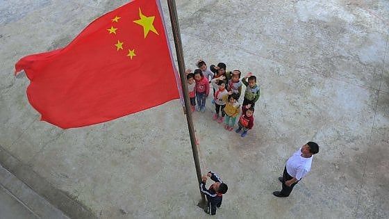 Niente mano sul cuore e guai a stonare: Pechino fa arrestare chi sbaglia l'inno