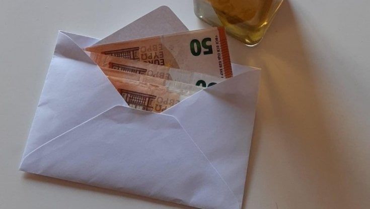 La donazione di una donna al Comune dopo i lutti per il Covid: "Sono 500 euro, comprate regali per i bambini"