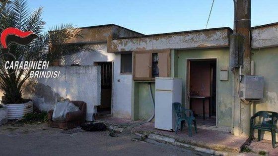 Brindisi, sgomberato casolare: 50 migranti vivevano stipati senza acqua e riscaldamento