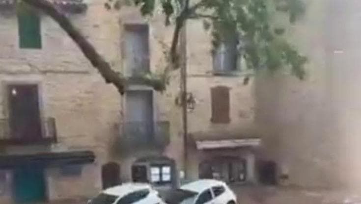 Francia, forti inondazioni colpiscono Montpellier: le auto vengono trascinate via dall'acqua