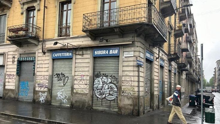 Disabile in carrozzina prende a fucilate il bar: in casa aveva una bomba a mano