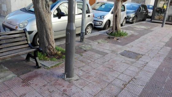 Bari, due panchine spariscono dalla piazza di Palese ma vengono ritrovate: "Furto o bravata?"