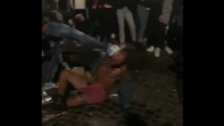 Calci in faccia al senzatetto, l'ultima follia della movida romana: il video shock 
