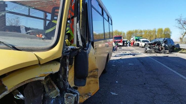 Frontale tra scuolabus e auto nel Pavese: feriti anche alcuni bambini tra i 6 e gli 11 anni