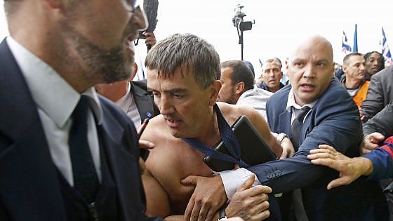 Air France conferma 2.900 tagli, dipendenti in rivolta