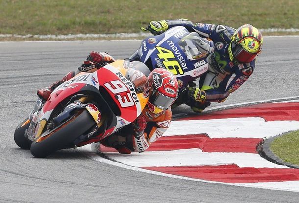 MotoGp, il duello infinito Rossi-Marquez in Malesia