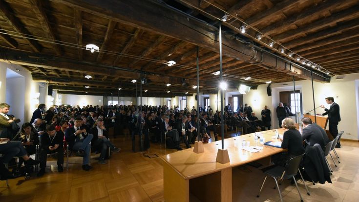Tutti a guardare lo smartphone, alla direzione Pd come nel bus