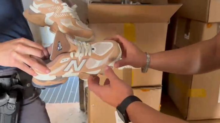New Balance vendute a prezzi stracciati ma erano false. Blitz della finanza a Tor Cervara