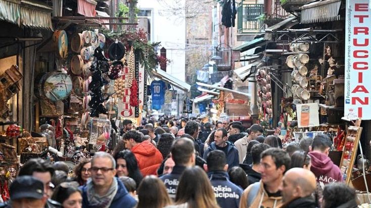 Napoli, a San Gregorio folla di turisti ma affari sul web