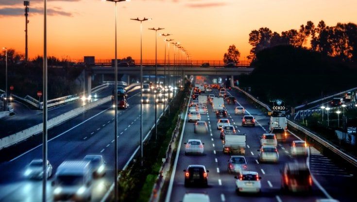 Dalla guida al climatizzatore: i consigli per far fronte al caro carburante