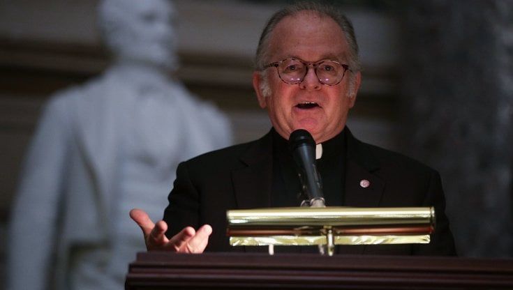 L'apertura del gesuita americano Pat Conroy: "Lasciamo le donne libere della scelta sull’aborto. Ma restiamo contrari”