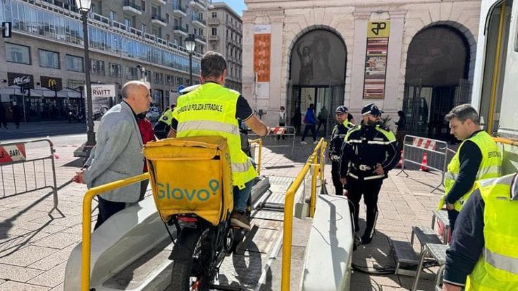 Multe per 20mila euro in centro a Bari per le bici elettriche modificate: primo giorno di controlli in vista dell’estate